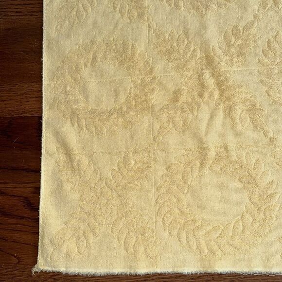 Vintage mid century yellow bath towel with raised wreath & leaf design - Picture 5 of 9